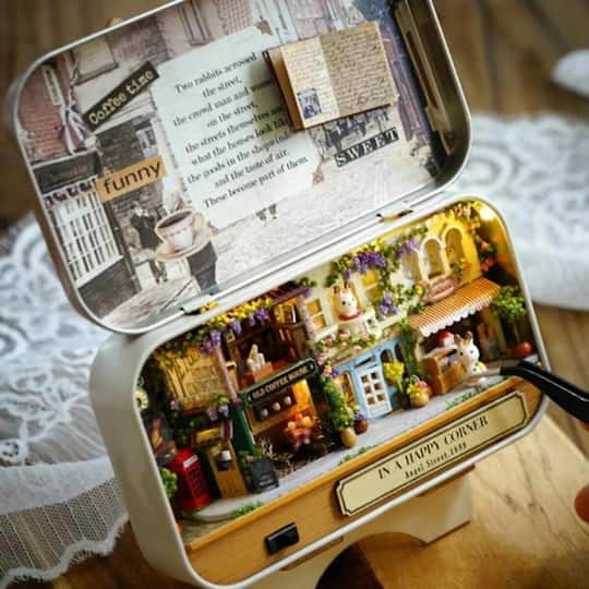 Wizardi Miniature Roombox: In a Happy Corner